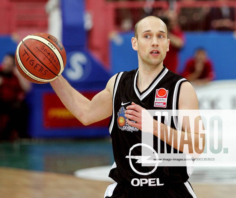 Pascal Roller (Frankfurt) am Ball Basketball 1. BL Herren BBL Saison 2004 2005, Opel Skyliners Frankfurt Einzelbild Tübingen