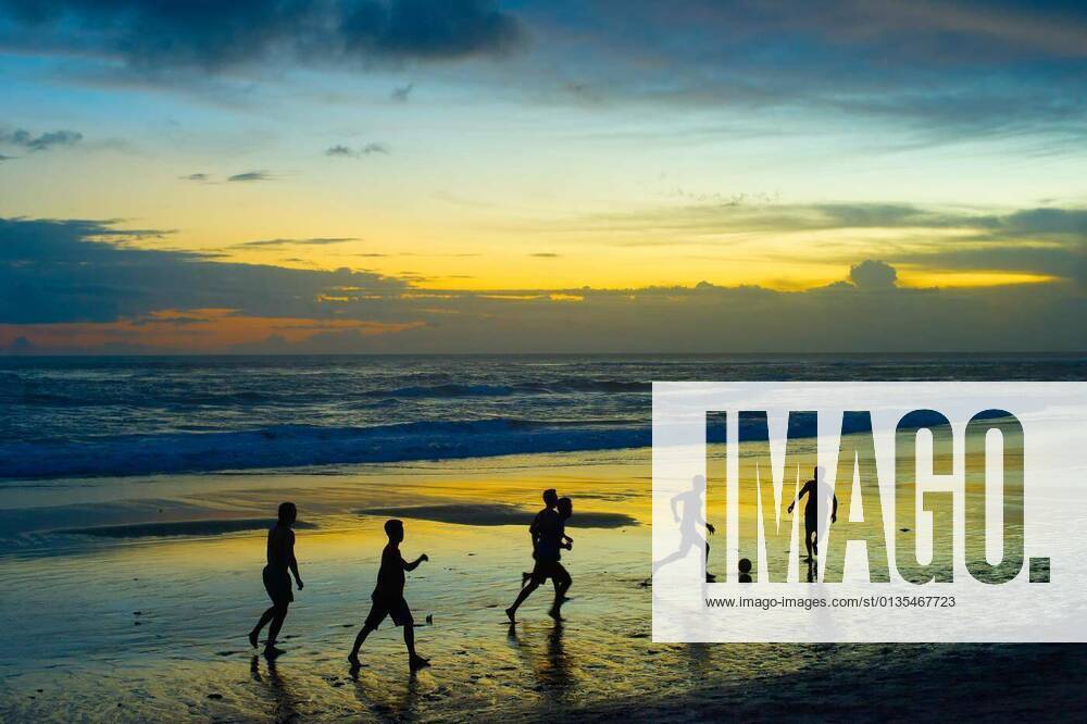 IMAGO Creative: Sommer Sport - Strand Football on the beach. silhouette, 12.10.2020,