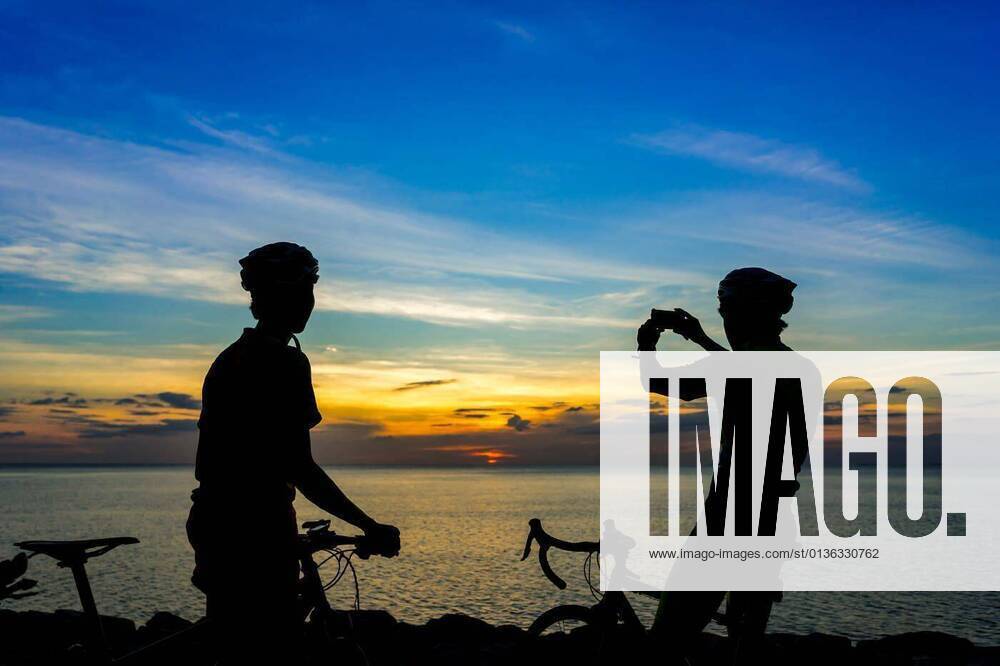IMAGO Creative: Sommer Sport - Strand Cyclists with bicycles at the beach, at dusk., 12.10.2020,