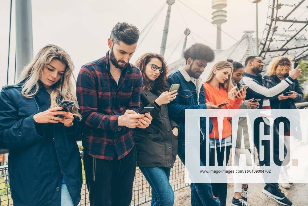IMAGO Creative: Gesellschaft, Integration Group of young people staring on their phones model released, Symbolfoto, 14.10.2020,