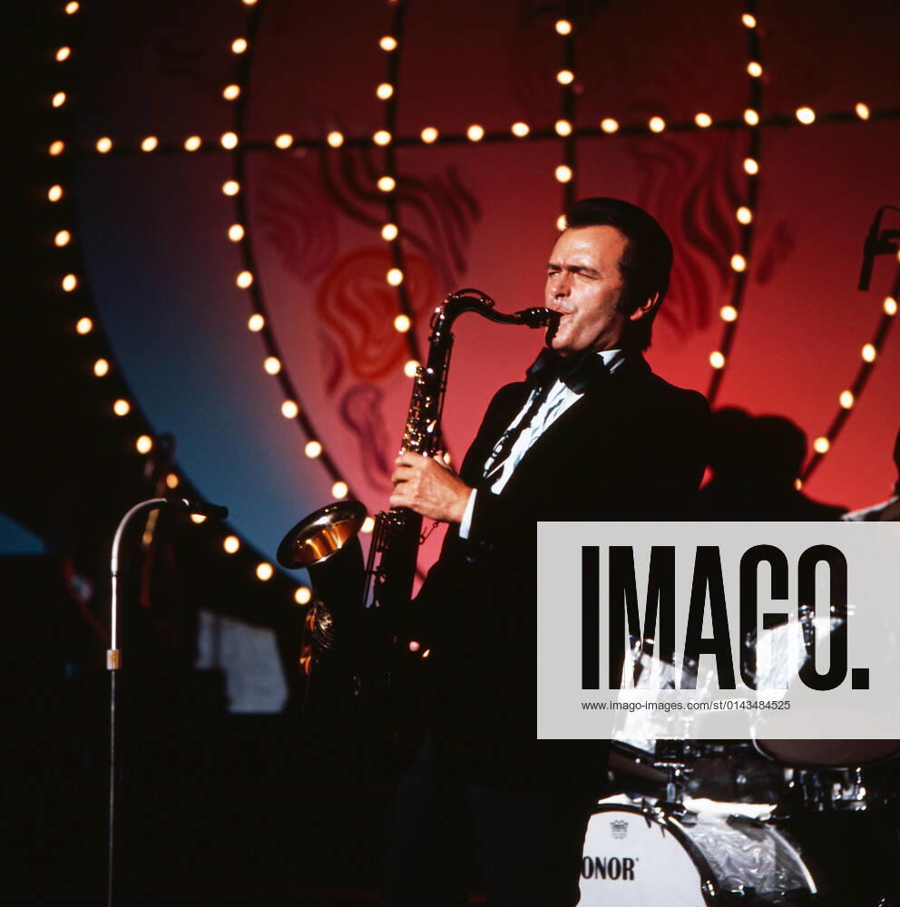Max Greger Max Greger, deutscher Saxophonist, Big-Band-Leader und Jazz-Musiker, in der Show Ein ganzes Jahr Musik , Deutschland 1973. German saxophinist, Big Band Leader and jazz musician Max Greger in the TV show Ein ganzes Jahr Musik , Germany 1973., Deutschland