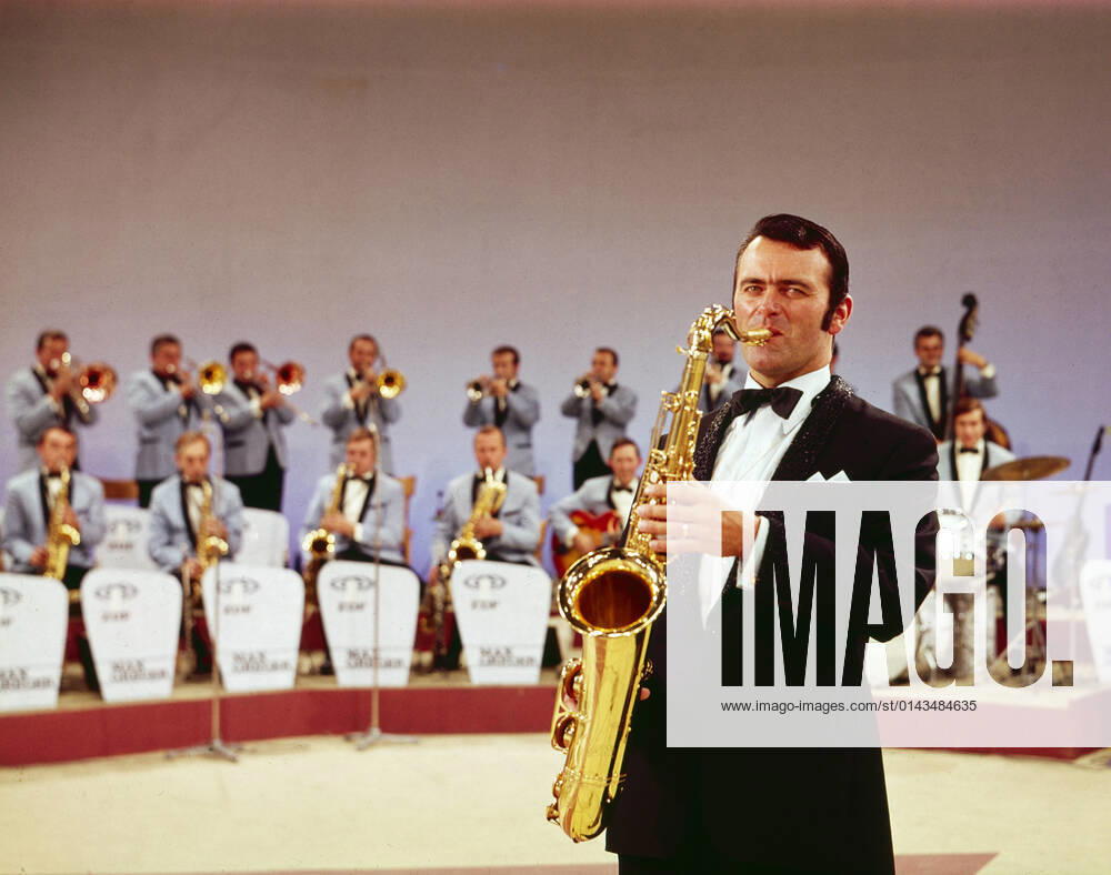 Max Greger Max Greger, deutscher Saxophonist, Big-Band-Leader und Jazz-Musiker, mit seinem Orchester in der Show Ein ganzes Jahr Musik , Deutschland 1973. German saxophinist, Big Band Leader and jazz musician Max Greger with his orchestra in the TV show Ein ganzes Jahr Musik , Germany 1973., Deutschland