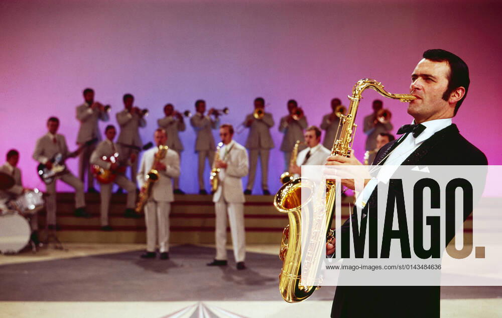 Max Greger Max Greger, deutscher Saxophonist, Big-Band-Leader und Jazz-Musiker, mit seinem Orchester in der Show Ein ganzes Jahr Musik , Deutschland 1973. German saxophinist, Big Band Leader and jazz musician Max Greger with his orchestra in the TV show Ein ganzes Jahr Musik , Germany 1973., Deutschland