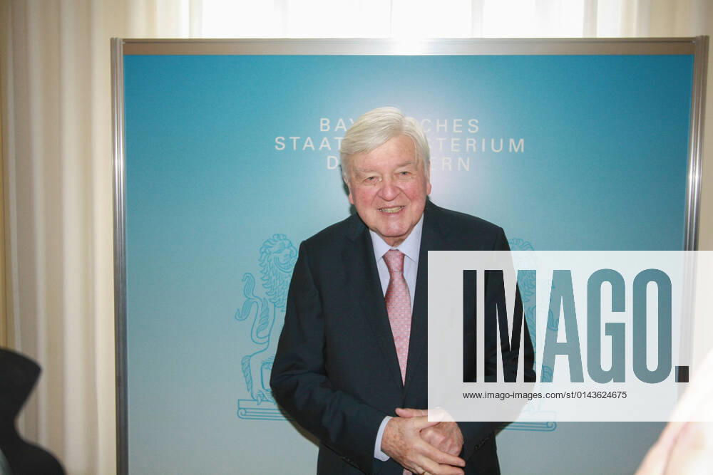 Empfang für den ehemaligen Bayerischen Innenminister Bruno Merk aus Anlass seines 90. Geburtstags. Hans Maier, deutscher Politikwissenschaftler und Politiker (CSU) vor Beginn der Veranstaltung. Am 17.04.2012 wurde der ehemalige bayerische CSU-Politiker und Innenminister Bruno Merk im Bayerischen Innenministerium in München mit einem Empfang aus Anlass seines 90. Geburtstags geehrt. Nachtrag: Bruno Merk ist am 13.03.2013 in Günzburg gestorben. - Hans Maier, German political scientist and politician (CSU) before the start of the event. On April 17th, 2012, the former Bavarian CSU politician and Interior Minister Bruno Merk was honored at the Bavarian Interior Ministry in Munich, Germany, with a reception on the occasion of his 90th birt
