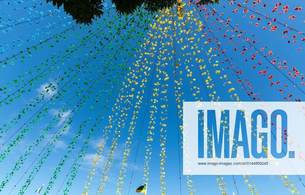 IMAGO Creative, Sommer, Weinfeste und Weinwanderungen Garlands, street decorations at Madeira Wine Festival in Ponta Delgada ,Madeira, Portugal., 25.10.2021,