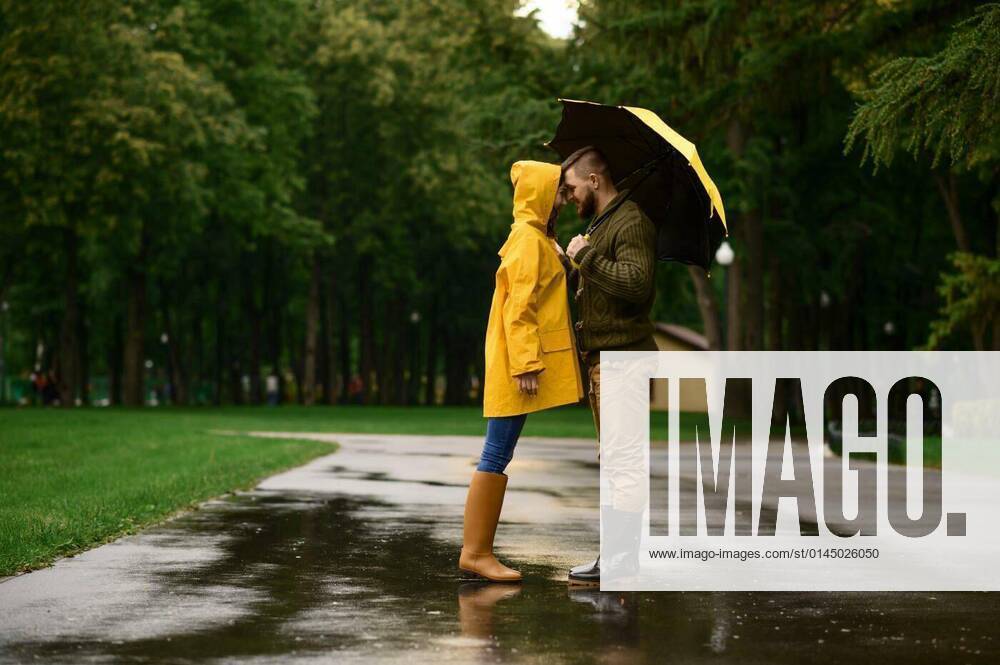 IMAGO Creative: Neue Frühlingsmode Happy love couple swears to each other in park model released, Symbolfoto, 26.10.2021,