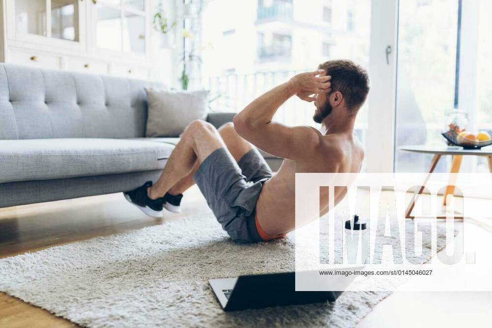 Handsome man working out at home model released, Symbolfoto, 26.10.2021,