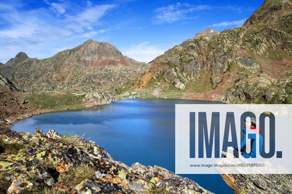 IMAGO Creative: Sommer, In den Bergen Estats pond in the Catalan Pyrenees in summer on the way of the Pica d Estats massif in Alt Pirineu Natural Park, Catalonia, Spain, Pyrenees. Ascent to the Pica d Estats for its most classic route on the south face of the Pyrenees. The route starts at the Molinassa car park, passes by the nearby Vallferrera refuge, climbs the Sotllo ravine, the Sotllo and Estats lakes and the port of Sotllo, and passes the French side of the mountain to gain the Coll de Riufred, from where the roof of Catalonia is reached. We recommend arriving at La Molinassa the night before and spending the night at the Vallferrera refuge to go out at dawn the next day and make the most of the day. Or, for those who prefer to sleep in a more comfortable place with all t