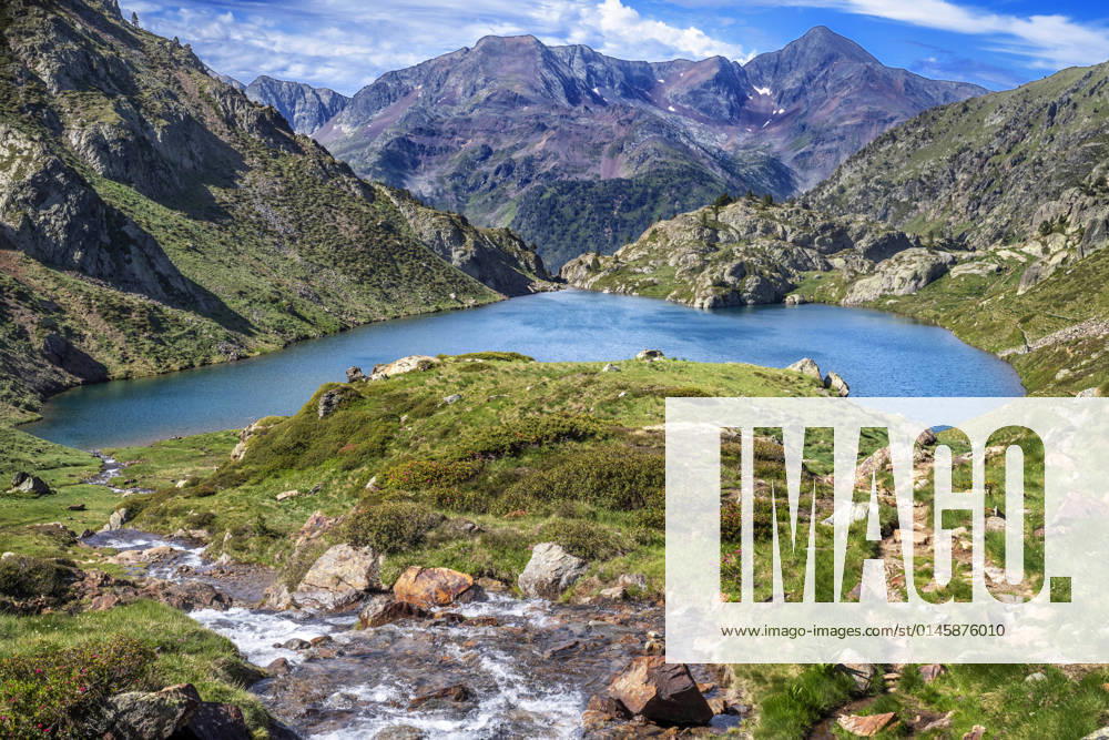 IMAGO Creative: Sommer, In den Bergen Sotllo pond in the Catalan Pyrenees in summer on the way of the Pica d Estats massif in Alt Pirineu Natural Park, Catalonia, Spain, Pyrenees. Ascent to the Pica d Estats for its most classic route on the south face of the Pyrenees. The route starts at the Molinassa car park, passes by the nearby Vallferrera refuge, climbs the Sotllo ravine, the Sotllo and Estats lakes and the port of Sotllo, and passes the French side of the mountain to gain the Coll de Riufred, from where the roof of Catalonia is reached. We recommend arriving at La Molinassa the night before and spending the night at the Vallferrera refuge to go out at dawn the next day and make the most of the day. Or, for those who prefer to sleep in a more comfortable place with all t