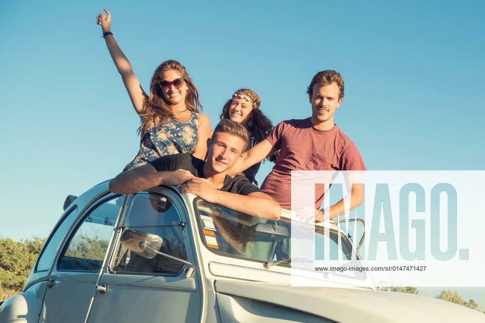 Friends in a car model released, Symbolfoto, 27.09.2021,