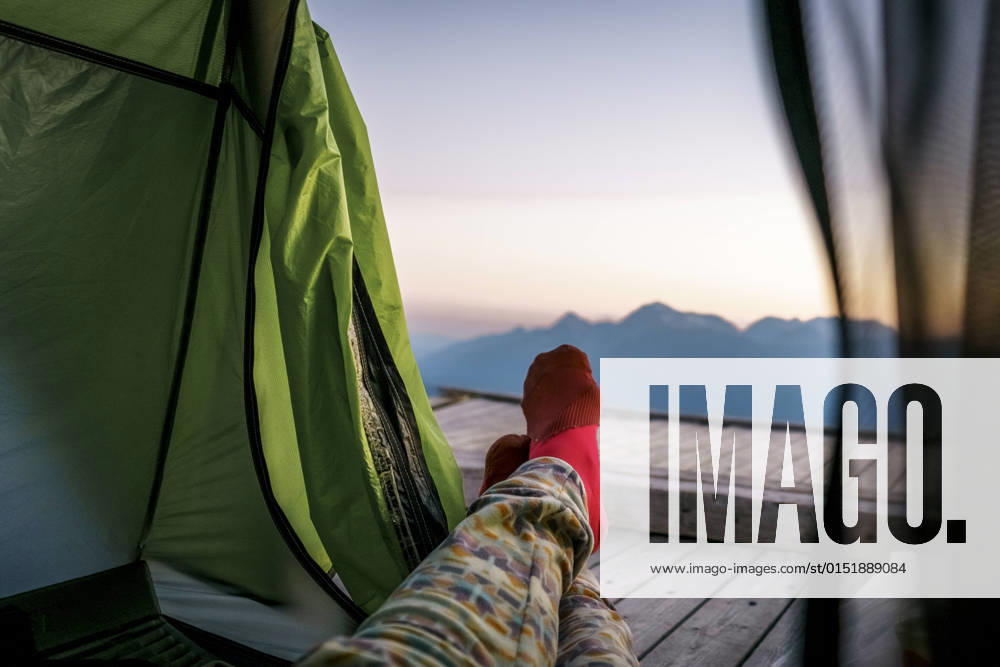 IMAGO Creative: Frühlingsferien und reisen Woman with legs crossed relaxing in tent at Caucasus Nature Reserve, Sochi, Russia model released, OMIF00550