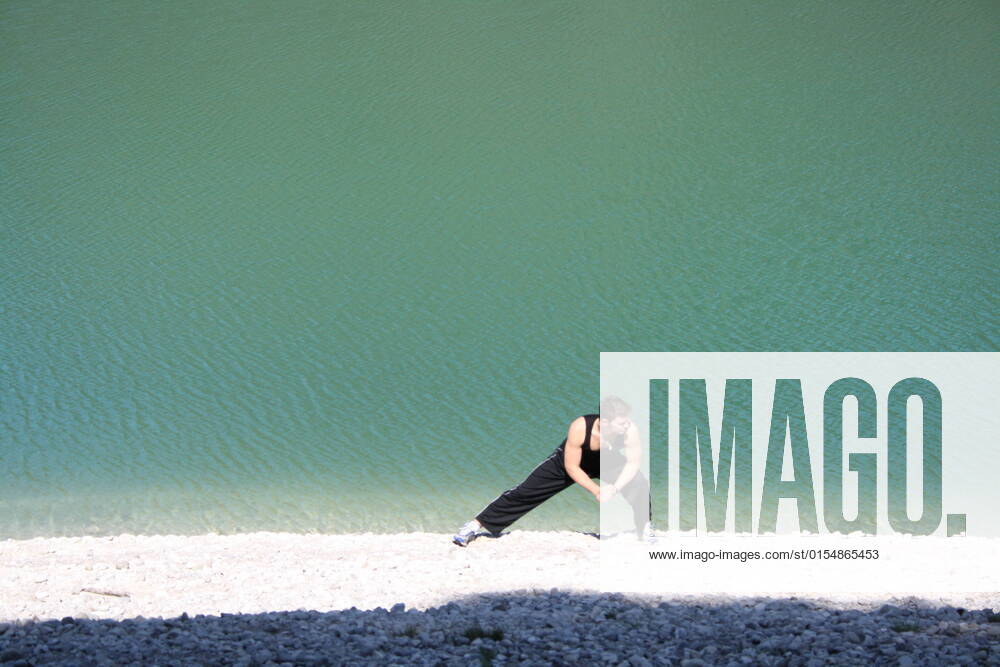 IMAGO Creative: 2022 Sport Favoriten IMAGO Creative: Sommer Sport - Strand Young man stretching on beach, model released, , 4252912.jpg, jogging, exercise, stretching, sport, fitness, training, healthy, athletic, active, recreation, health, workout, adult, beauty, athlete, beautiful, male, fit, nature, relaxation, strength, young, lifestyle, man, sporty, one, practice, caucasian, summer, gym, white, body, vitality, sitting, strong, leisure, activity, pilates, ethnicity, outside, warmup, slim, wellness, park, energy, balance, meditation, beach, yoga, lake,
