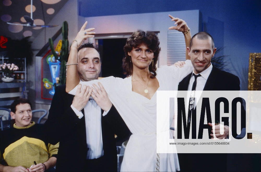 BANANAS Bananas, WDR Musik- und Comedy Show, mit dabei Trio, deutsche Band, hier ein Bild mit Stephan Remmler und Peter Behrens, rechts hinten: Schauspieler Diether Krebs, Deutschland, 1982. Bananas, TV music and comedy show, with Trio, German Band, on the photo: Stephan Remmler and Peter Behrens and right back: actor Diether Krebs, Germany, 1982., Deutschland