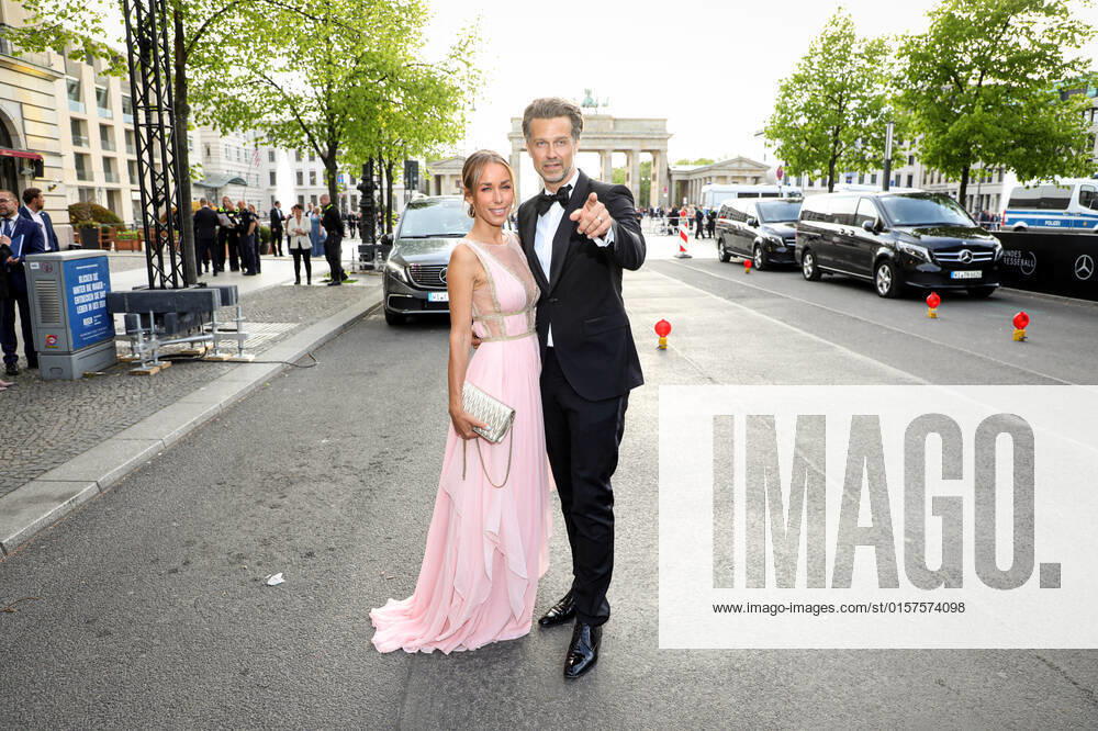 Federal Press Ball at the Hotel Adlon Kempinski in Berlin Wayne Carpendale with wife Annemarie Carpendale Federal Press Ball at the Hotel Adlon Kempinski in Berlin