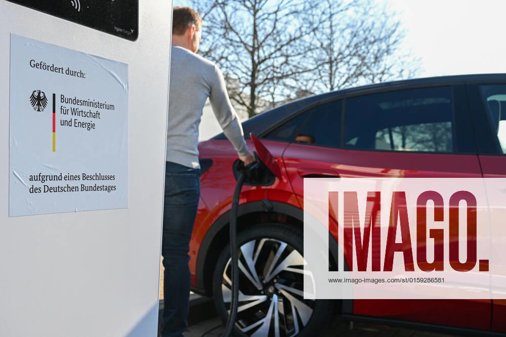 Produktion von Elektrofahrzeugen bei Volkswagen Wirtschaft, Autoindustrie, Volkswagen: Der VW ID.5 wird an der Ladesäule geladen. Zwickau Sachsen Deutschland