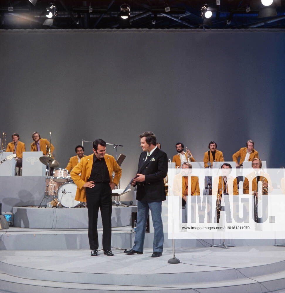 DREI MAL NEUN Drei mal Neun, ZDF Quizshow, Deutschland, 1971, im Bild: Max Greger mit Bigband und Showmaster Wim Thoelke. Drei mal Neun, TV quiz show, Germany, 1971, on the photo: Band leader Max Greger with his Big band and presenter Wim Thoelke., Deutschland