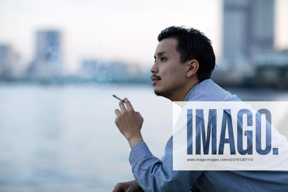 Japanese man smoking outside AFLO178185969 , 178185969.jpg, ,model released, Symbolfoto