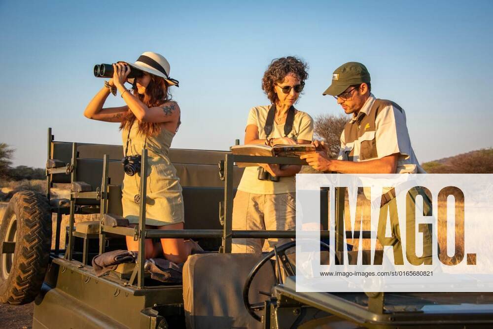 Guide and two female guests discuss sighting, Guide and two female guests discuss sighting model released, Symbolfoto , 23.01.2021,