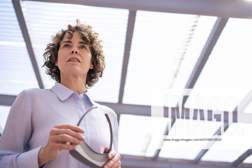 IMAGO Creative: Business, Innovative Technologie-Lösungen Mature real estate agent holding virtual reality simulator model released, Symbolfoto property released, JOSEF11680