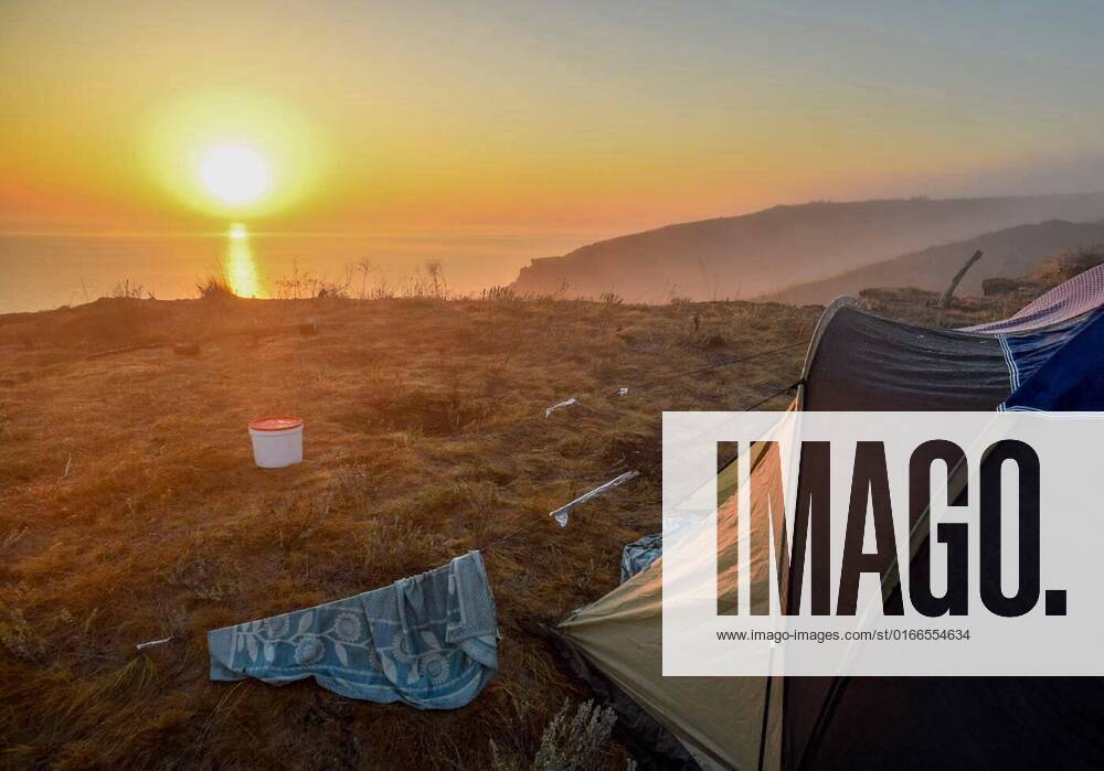 IMAGO Creative: Ende des Sommers Dawn over the sea, Sunrise over the tent, Dawn over the sea, Sunrise over the tent., Dawn over the sea, Sunrise over the tent., 19.02.2021,