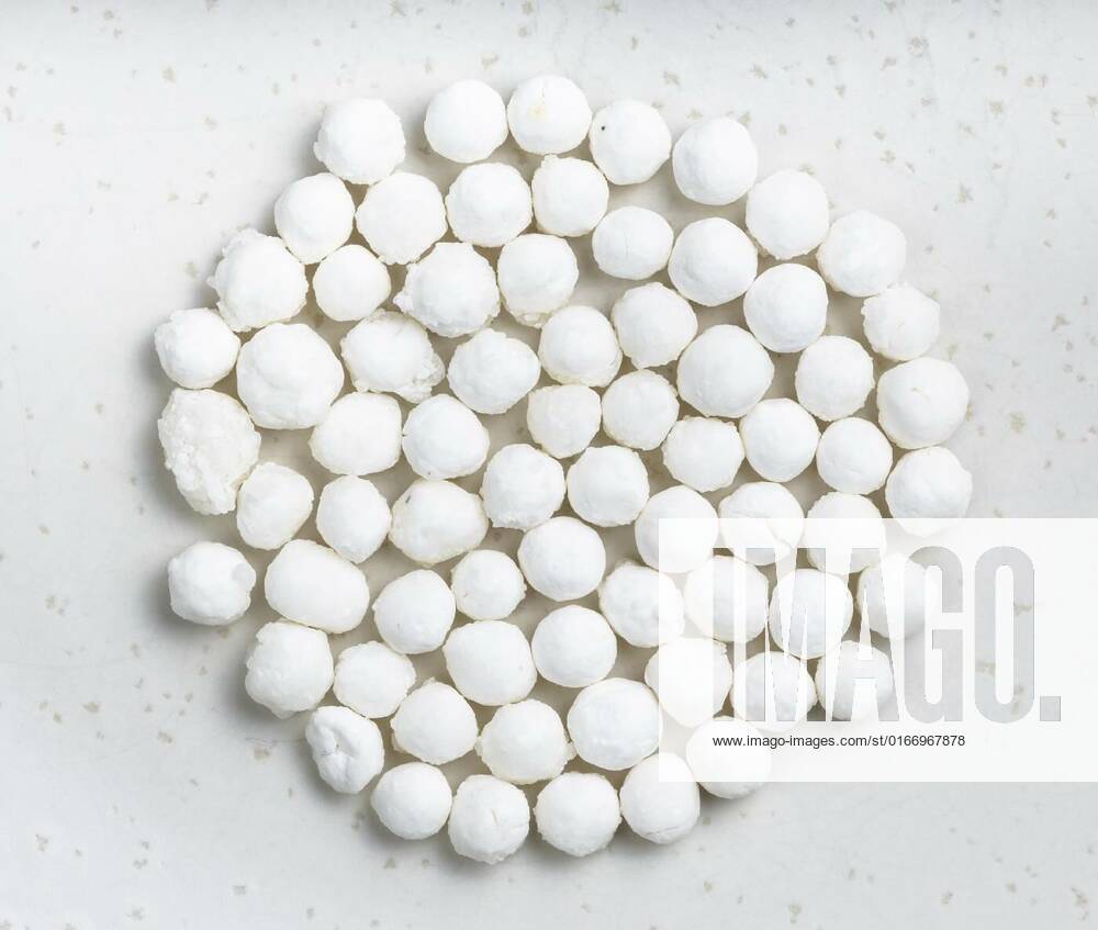 IMAGO Creative, Food, Tapioka pile of raw tapioca pearls close up on gray, pile of raw tapioca pearls close up on gray ceramic plate, pile of raw tapioca pearls close up on gray ceramic plate, 01.06.2021,