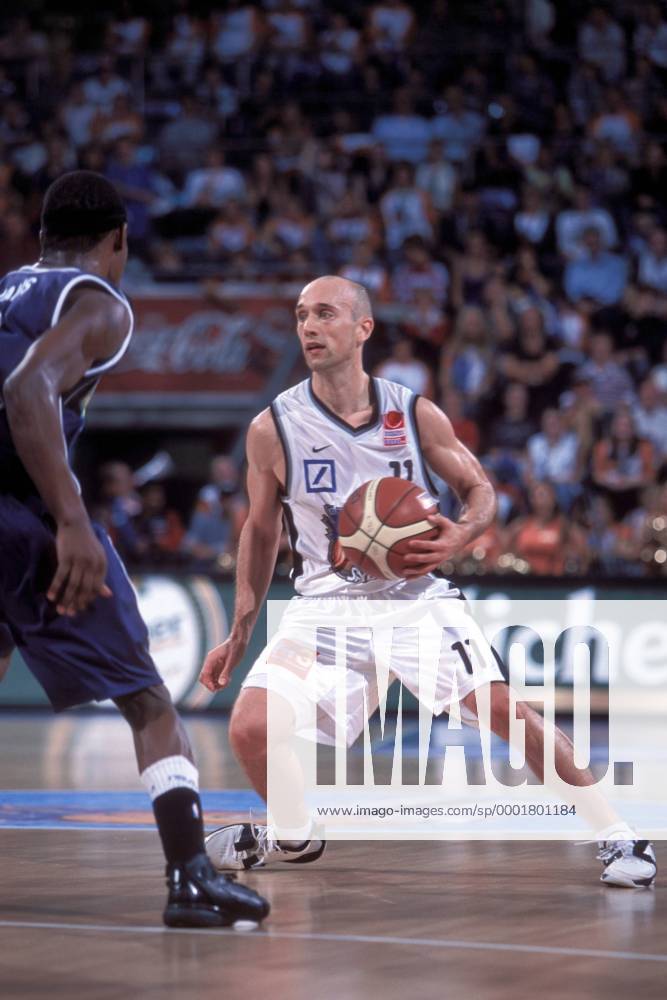 Pascal Roller (Frankfurt, re.) gegen Antwine Williams (Tübingen) Basketball 1. BL Herren BBL 2005 2006, Deutsche Bank Skyliners Frankfurt - Walter Tigers Tübingen 68:73 Gruppe Frankfurt M. Dynamik,