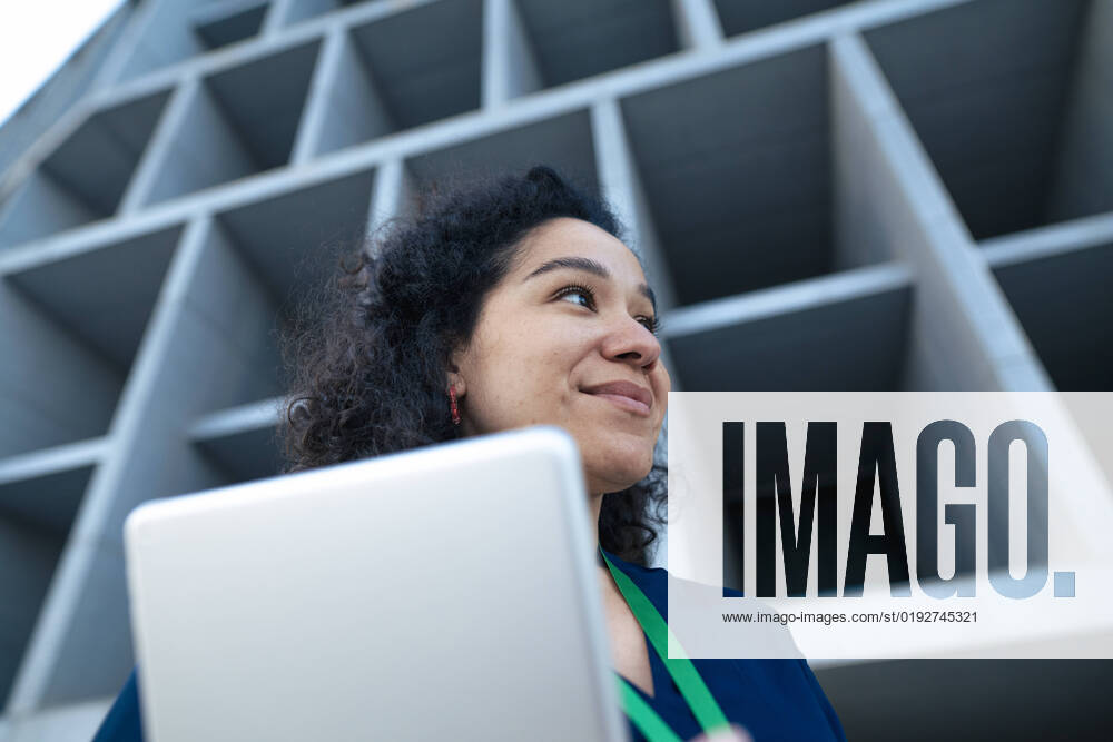 IMAGO Creative: Business, Innovative Technologie-Lösungen Smiling businesswoman with tablet PC in front of building model released, Symbolfoto, JOSEF13370