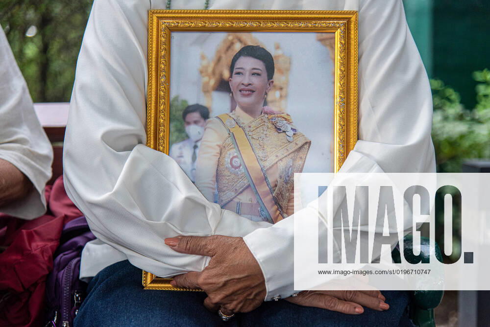 A well-wisher seen holds a portrait of Thailand s Princess Bajrakitiyabha at Chulalongkorn Hospital in Bangkok. Thailand s Princess Bajrakitiyabha was admitted to Chulalongkorn Hospital after she fell unconscious on the evening of 14 December 2022 due to heart-related symptoms, the Bureau of the Royal Household announced on 15 December 2022. Doctors at the hospital will conduct examinations and administer medical treatment. Bangkok Thailand - ZUMAs197 20221216_zaa_s197_048