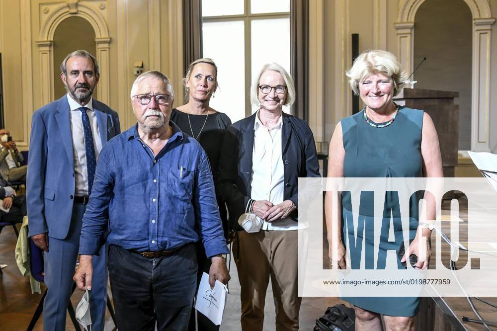 Wolf Biermann (2.v.l) steht zusammen mit Hermann Parzinger (l-r), Präsident der Stiftung Preußischer Kulturbesitz, seiner Frau Pamela Biermann, Barbara Schneider-Kempf, Generaldirektorin der Staatsbibliothek zu Berlin, und Monika Grütters (CDU), Staatsministerin für Kultur und Medien, am 13. Juli 2021 beim Festakt zur Übergabe des Archivs des Liedermachers und Dichters Wolf Biermann an die Staatsbibliothek zu Berlin. Die Staatsbibliothek hat das private und berufliche Archiv sowie die persönlichen Tagebücher Biermanns erworben. Biermann gilt als eine der wichtigsten politischen Stimmen des Widerstands