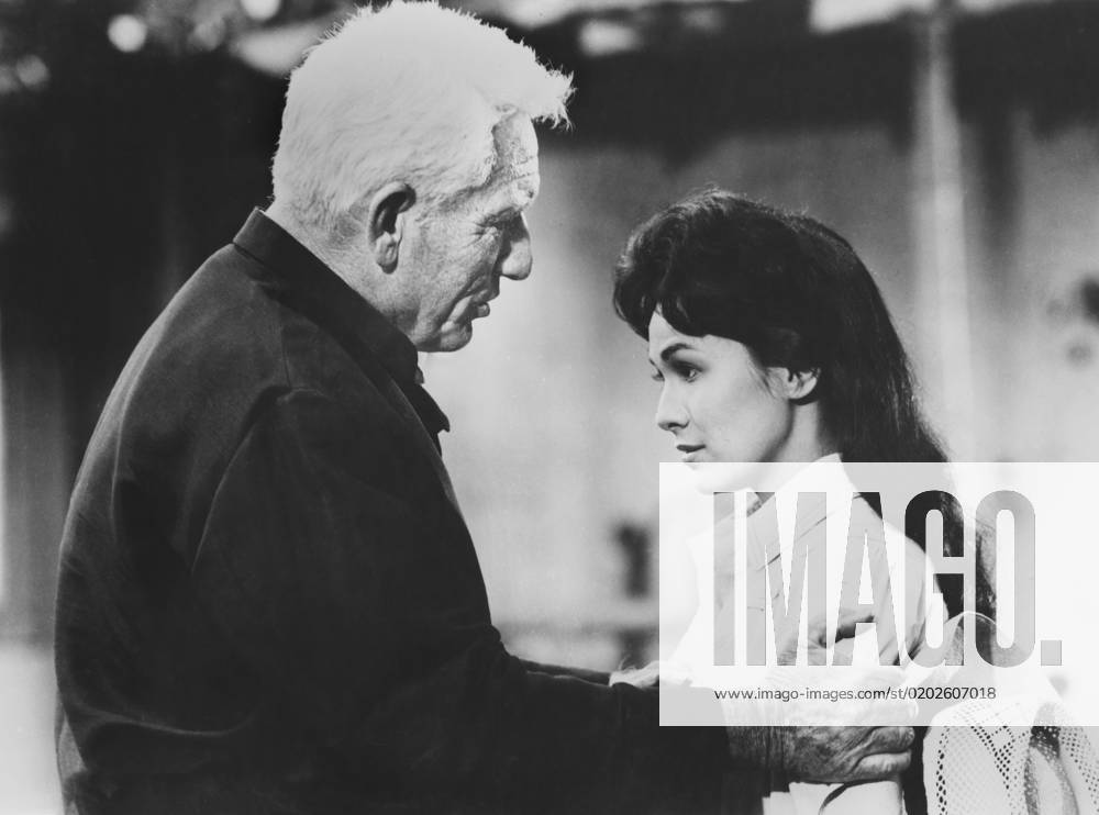 Spencer Tracy, BarBara Luna, on-set of the Film, The Devil At 4 O Clock , Columbia Pictures, 1961 USA - ZUMAg145 20210920_zap_g145_006