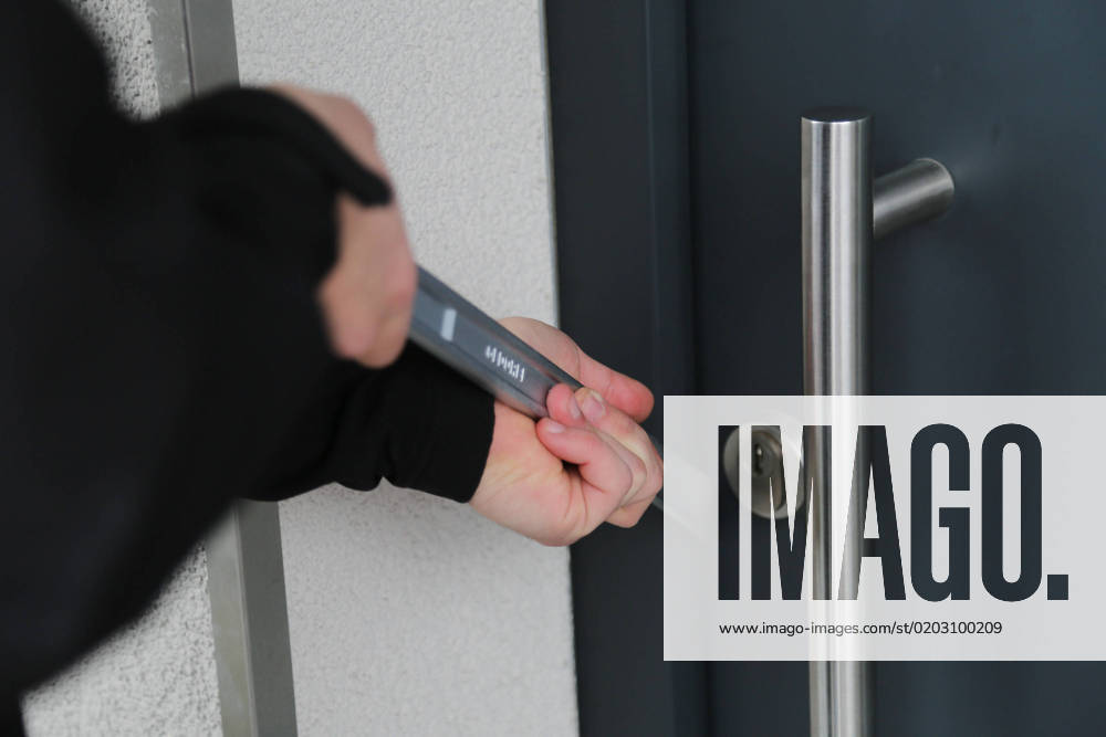Handenberg, AUT, Unterwegs in Oberösterreich, Reportage, Fototermin, Verschiedene Themenbilder, Themenbild, im Bild Einbrecher, Einbruch, Einbruchswekzeug, Einbrecherwerkzeug, Brechstange, Serieneinbrecher, Dieb, Diebstahl, Einbruchdiebstahl, Wohnungseinbruch, in Haus eingebrochen,