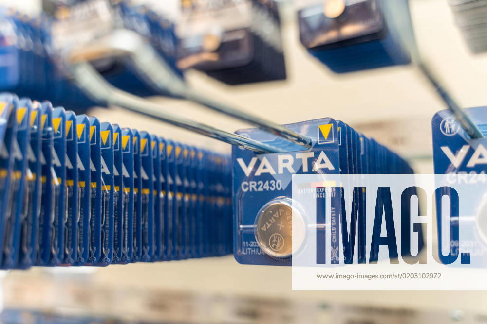 VARTA Batterien in einem Verkaufsstand in einem Geschäft. Akku und Batterie von Varta