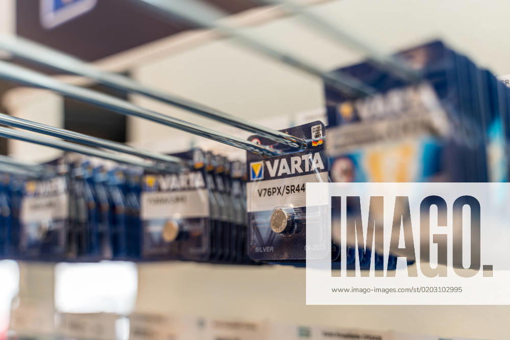 VARTA Batterien in einem Verkaufsstand in einem Geschäft. Akku und Batterie von Varta