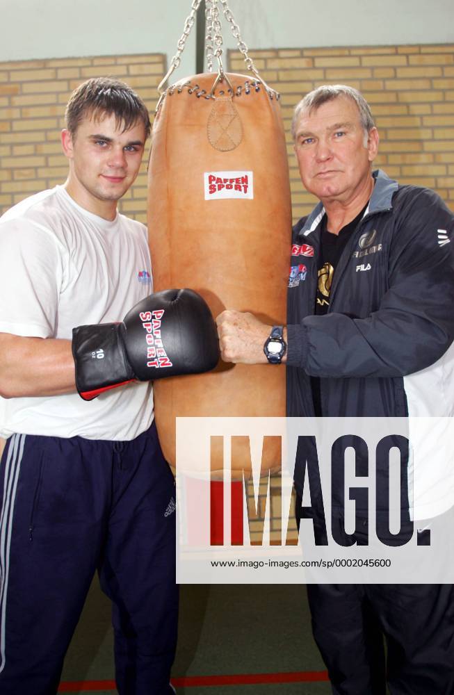 Trainer Fritz Sdunek (Deutschland) und sein Schützling Denis Boytsov (Rußland) zeigen die Fäuste Boxen Herren Boxen 2006, Boxsport, Profiboxen, Training, Schwergewicht, Gruppe Hamburg