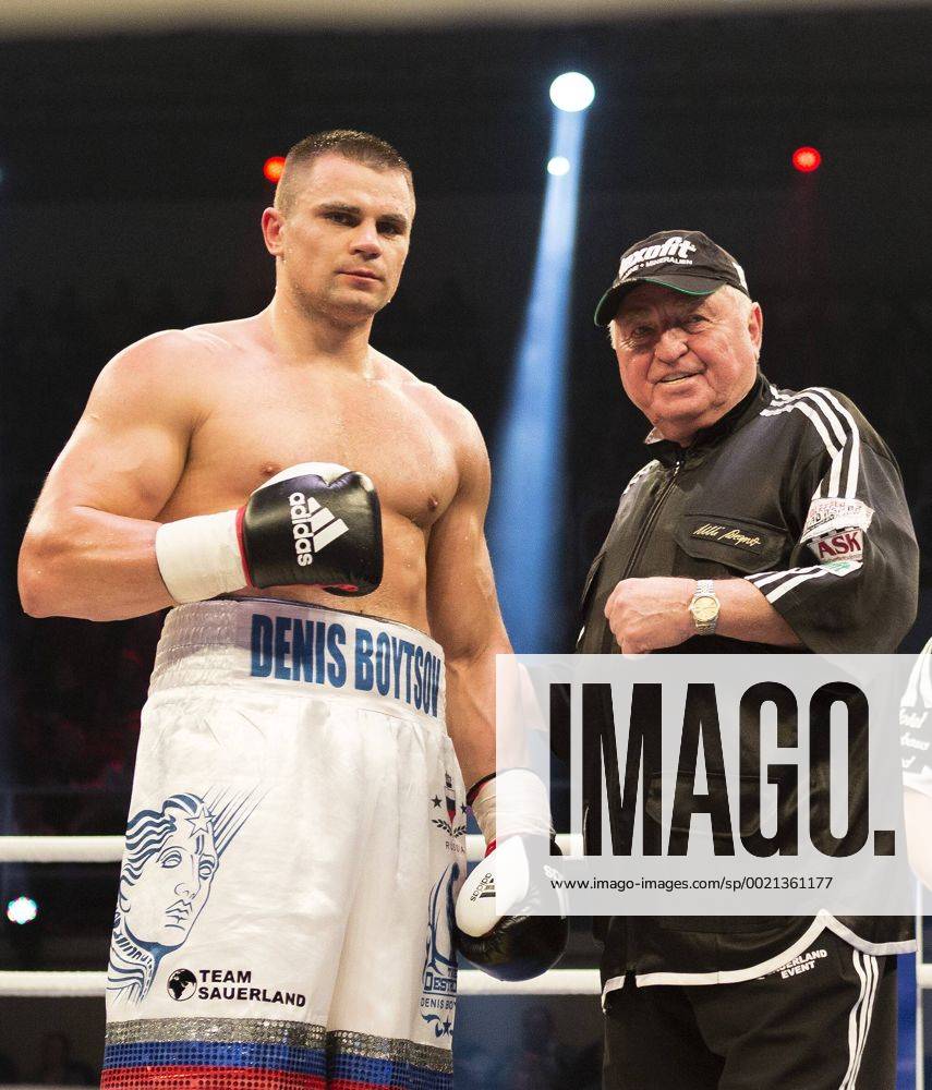 Costa Jr. vs. Boytsov Rostock BRD Berufsboxgala in Rostock, 21.3.2015 Irineu Beato Costa Junior (Brasilien )vs. Denis Boytsov (Russland) Denis Boytsov und Trainer Uli Wegner