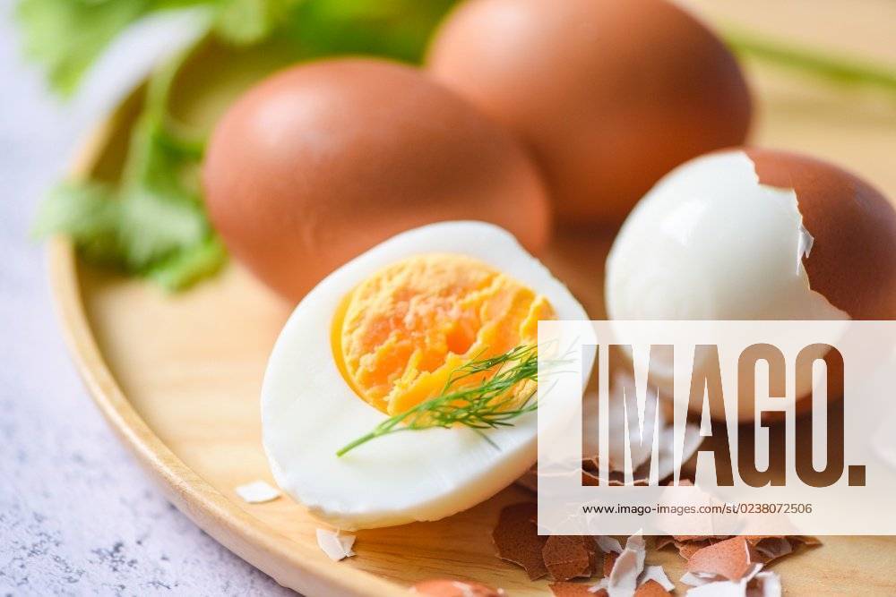 Eggs breakfast, fresh peeled eggs menu food boiled eggs in a wooden plate decorated with leaves green dill and eggshell, cut in half egg yolks for cooking healthy eating; Eier breakfast, Frisch geschält Eier Menü Lebensmittel aufgekocht Eier ÊIn einer hölzern Teller verziert mit verlässt Grün dill und eggshell, angeschnitten ÊIn halb Ei Eigelbe für Kochende gesund essender IST_23395_13593