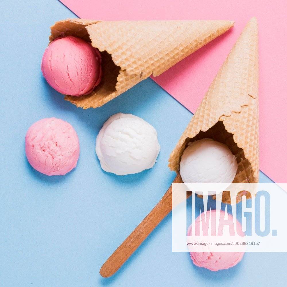 Top view ice cream scoops cone table; Spitze Ansicht Eis Creme schöpft Kegel Tisch IST_35069_31143