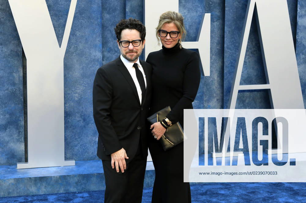 J.J. Abrams mit Ehefrau Katie McGrath bei der Vanity Fair Oscar Party 2023 anlässlich der 95. Oscar-Verleihung im Wallis Annenberg Center for the Performing Arts. Beverly Hills