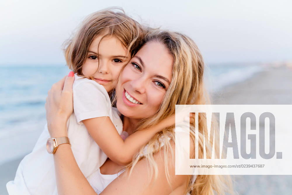 Happy young woman with her daughter hugging on the beach Milano Marittima, Emilia-Romagna, Italy CR_NEPM230313-1152096-01 ,model released, Symbolfoto