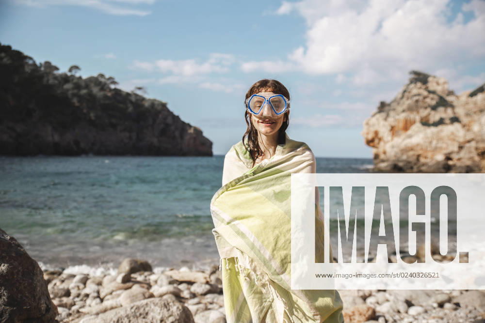 Woman wrapped in blanket after swimming at beach model released, Symbolfoto, PCLF00277