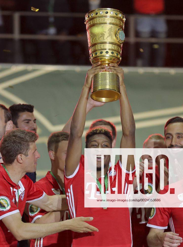Kingsley COMAN, FCB 29 DFB-Pokal, Trophaee, Pott, Pokal, BORUSSIA DORTMUND - FC BAYERN MUENCHEN 3-4 n.E. Fussball DFB Pokal Finale , Berlin, am 21.05.2016 Saison1516 , Saison 2015 2016, DFB-Pokal