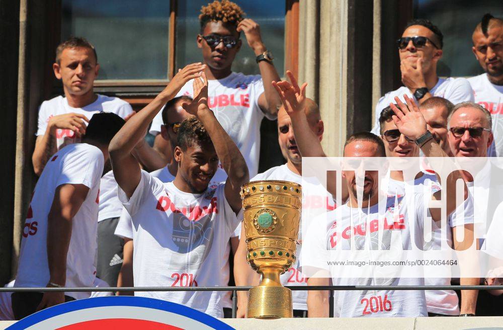 Fußball, Double-Feier von Bayern München auf dem Rathausbalkon 22.05.2016, DFB Pokal am Rauthaus Marienplatz München,Fussball, im Bild: Kingsley Coman (FCB) und Franck Ribery (FCB)