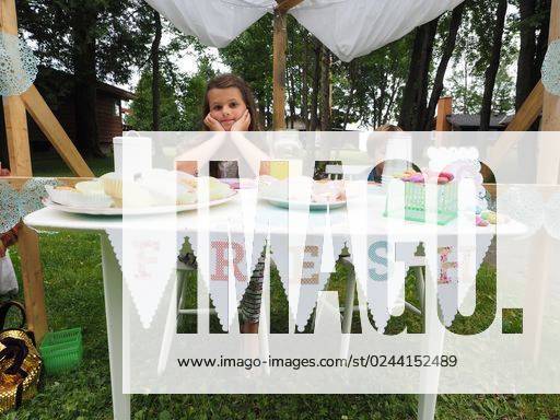 A closeup of children selling fresh lemonade and cupcakes, lemon aid stand for children business in Ontario, Canada *** einer closeupe des Kinder verkaufende Frisch Limonade und cupcakes, Zitrone aid Ständer für Kinder geschäftlich ÊIn Ontario, Kanada 191787 ,model released, Symbolfoto