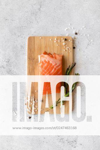 A top view of fresh healthy salted salmon fish on a wooden board *** einer Spitze Ansicht des Frisch gesund gesalzen Lachs Fisch am einer hölzern Brett 5147945