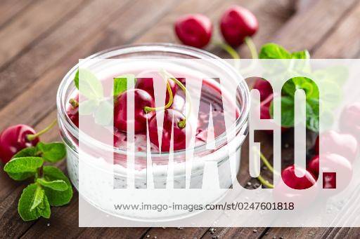 IMAGO Creative, Jahreszeit Sommer, Kirschen A delicious dessert for a healthy breakfast. A cherry yogurt with oats and chia seeds *** einer Köstlich Süßspeise für einer gesund Frühstück einer Kirsche yogurt mit Hafer und Chiases Samen 5614254