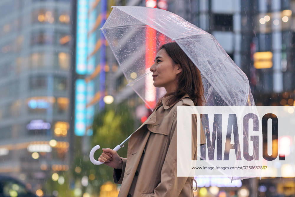 Japanese woman in the rain AFLO209533291 , 209533291.jpg, ,model released, Symbolfoto