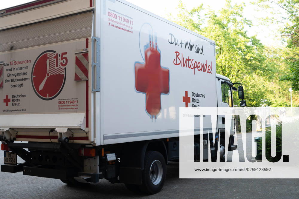 LKW des DRK Blutspendedienstes, allgemein, feature, Randmotiv, Symbolfoto Themenfotos BLUTSPENDE anlaesslich der Blutspende-Kampagne des Deutschen Roten Kreuzes mit der Aktion missingtype zum Weltblutspendetag am 14. Juni 2023, Fototermin am 05.06.2023 im Schulzentrum Pesch in Koeln,