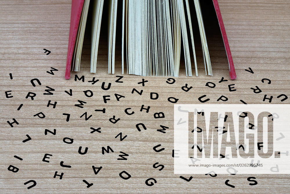 Buch und Buchstaben Buch und Buchstaben, 21.06.2023, Borkwalde, Brandenburg, Vor einem Buch liegen verschiedene heraugefallene Buchstaben.