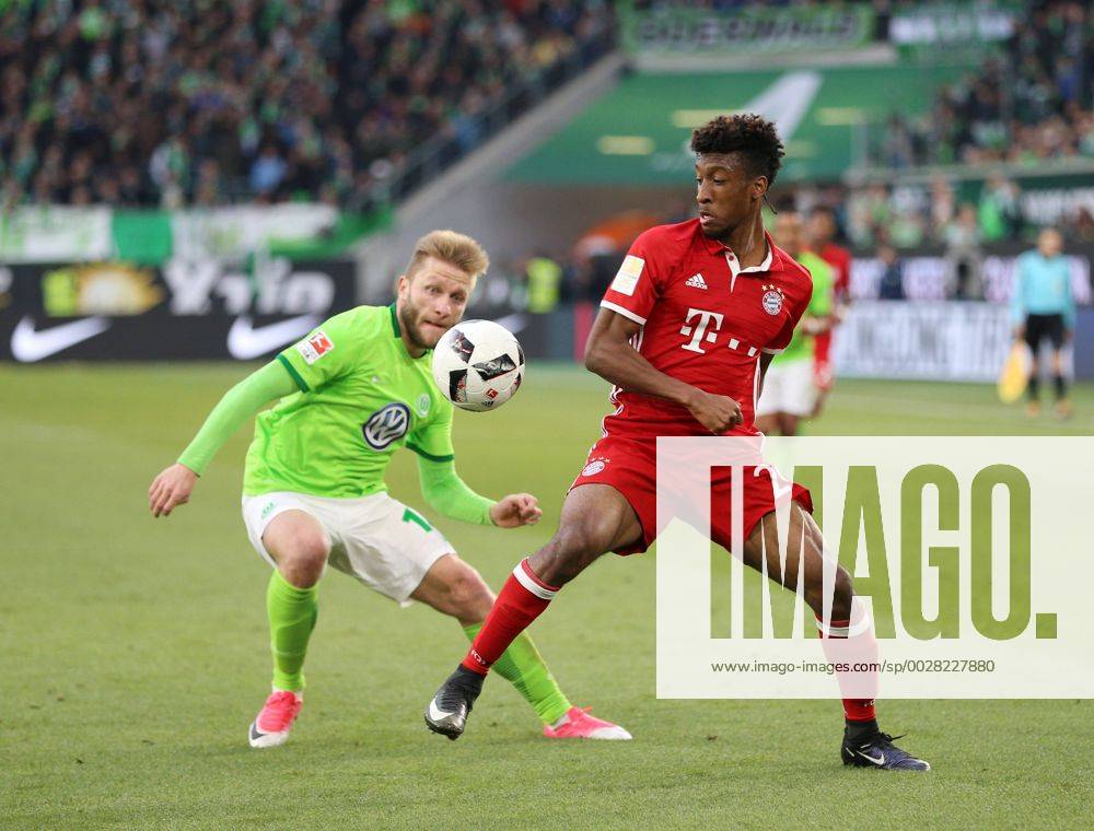 Fussball GER, 1. Bundesliga Saison 2016 2017, 31. Spieltag, VfL Wolfsburg - FC Bayern Muenchen, Kingsley Coman (Bayern Muenchen), re., gegen Jakub Blaszczykowski (VfL Wolfsburg)