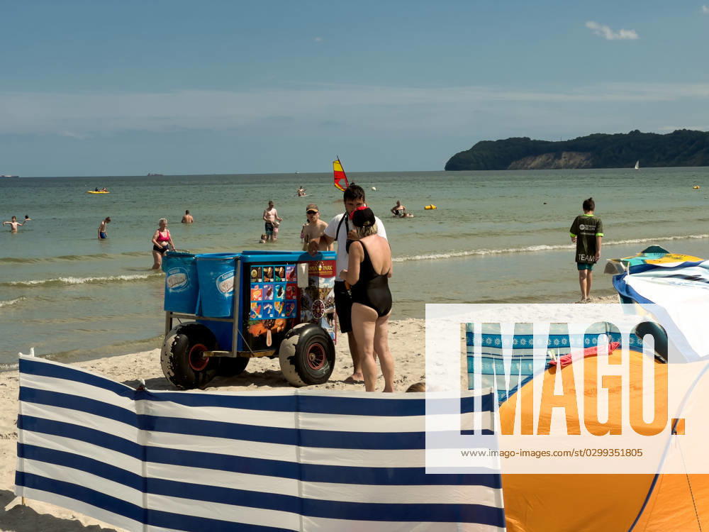 View of the beach of Binz on the island of Rügen in Mecklenburg Vorpommern A man sells ice cream to a vacationer at an ice cream truck Binz is the largest seaside resort on the island of Rügen The municipality belongs to the district of Vorpommern Rügen in Mecklenburg V